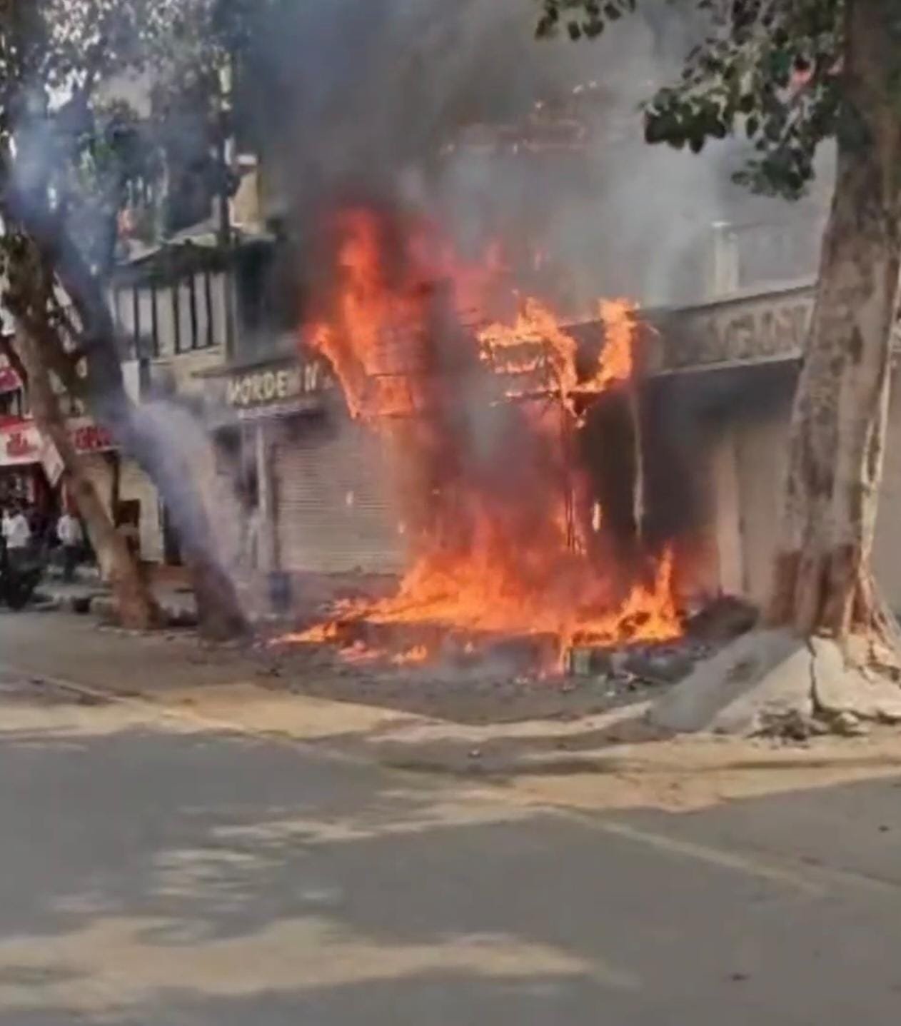 અમદાવાદના ઘાટલોડિયા વિસ્તારમાં પ્રભાત ચોક પાસે કોમર્શિયલ દુકાનમાં આગ લાગી, 4 ફાયર ટેન્ડર્સ દ્વારા કાબુમાં લેવાઈ. – fireaccident