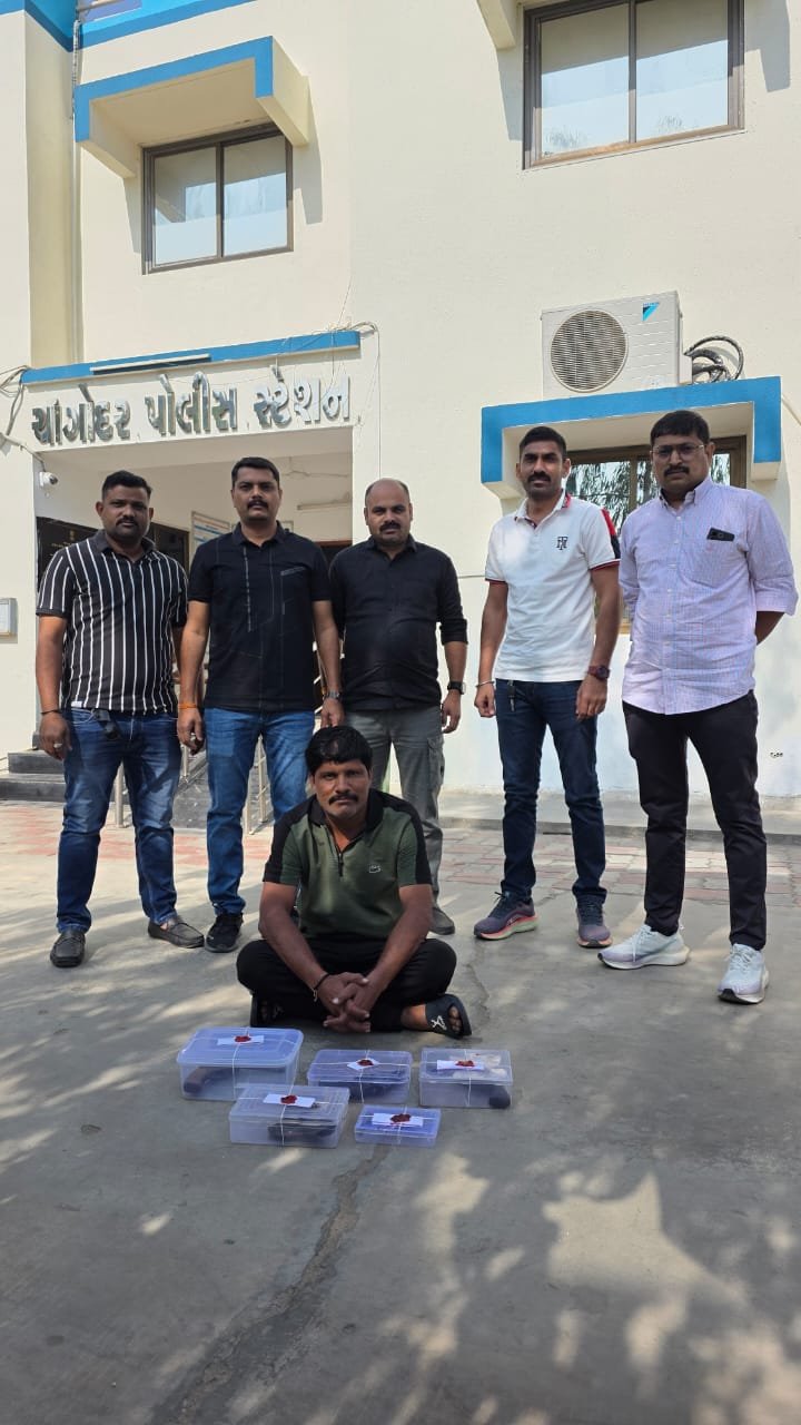 ગેરકાયદેસર હથિયારો તથા કારટીસ સાથે એક ઇસમને પકડી પાડતી SOG, અમદાવાદ ગ્રામ્ય. – weaponsmuggling