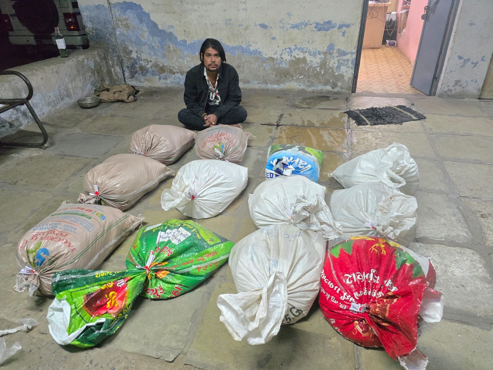 ​ખોખરામાં PCBનો દરોડો: વોન્ટેડ આરોપીના મકાનમાંથી ₹66,600નો 333 લીટર દેશી દારૂ ઝડપાયો. – alcoholnews