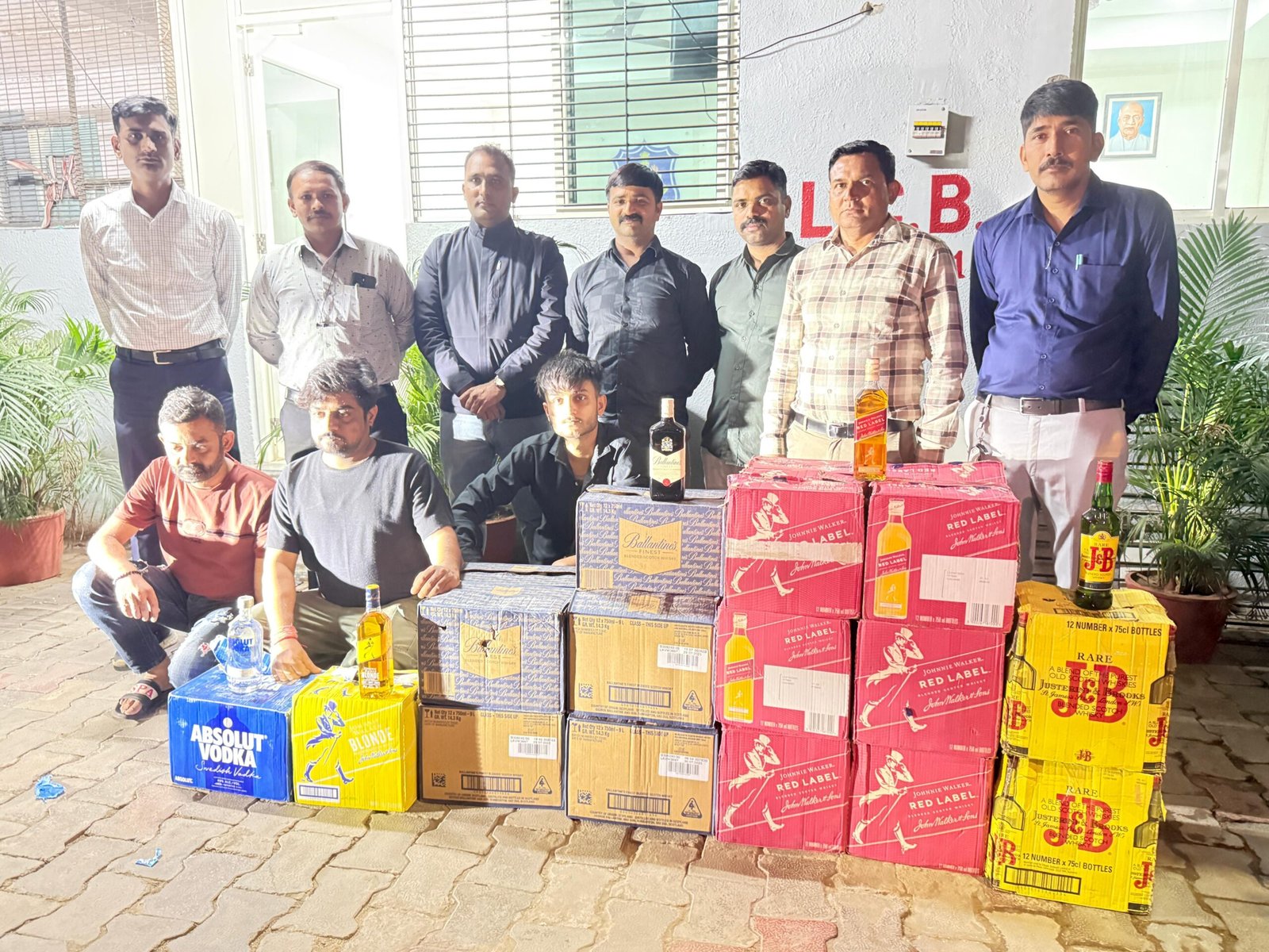 દારૂબંધી પર LCB ઝોન-1 ની મોટી કાર્યવાહી: ઘાટલોડિયામાંથી ₹ ૧૦ લાખથી વધુનો વિદેશી દારૂ ઝડપાયો! – Alcoholnews.