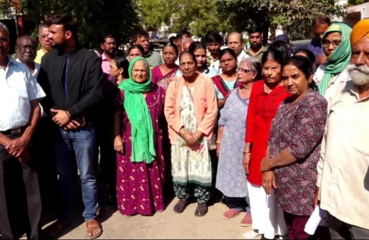 ઘાટલોડિયામાં ચોંકાવનારી ઘટના સામે આવી: 35 વર્ષ જૂની સોસાયટી ગેરકાયદેસર જાહેર થઈ. – ahmedabadnews